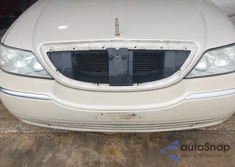 2003 Lincoln Town Car Signature из США, поврежденный, VIN 1LNHM82W13Y660640